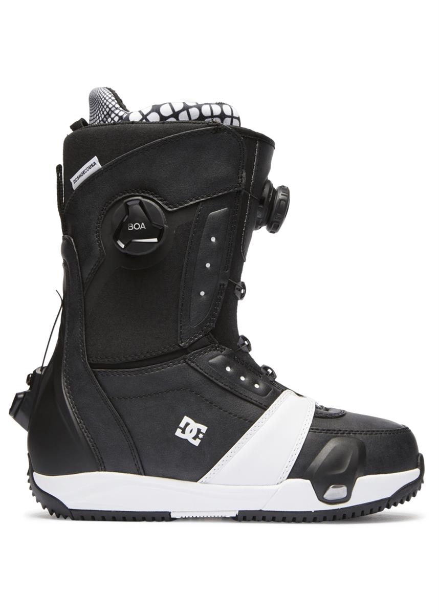 medium flex snowboard boots